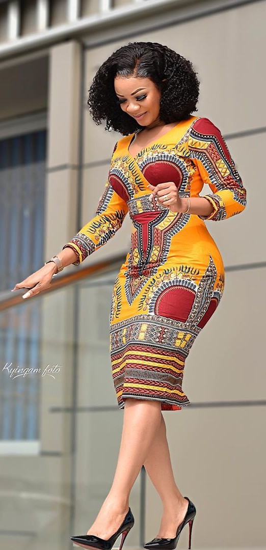 Obtenga estos diseños de vestidos chitenge diarios, estampados de cera africana: vestidos de coctel,  vestidos africanos,  Vestidos cortos,  Ropa formal,  Atuendos Informales  