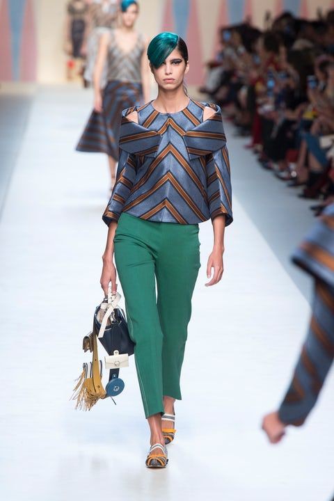 Modelo de moda admirable, Desfile de moda: Desfile de moda,  modelo,  Trajes De Pantalón Verde  