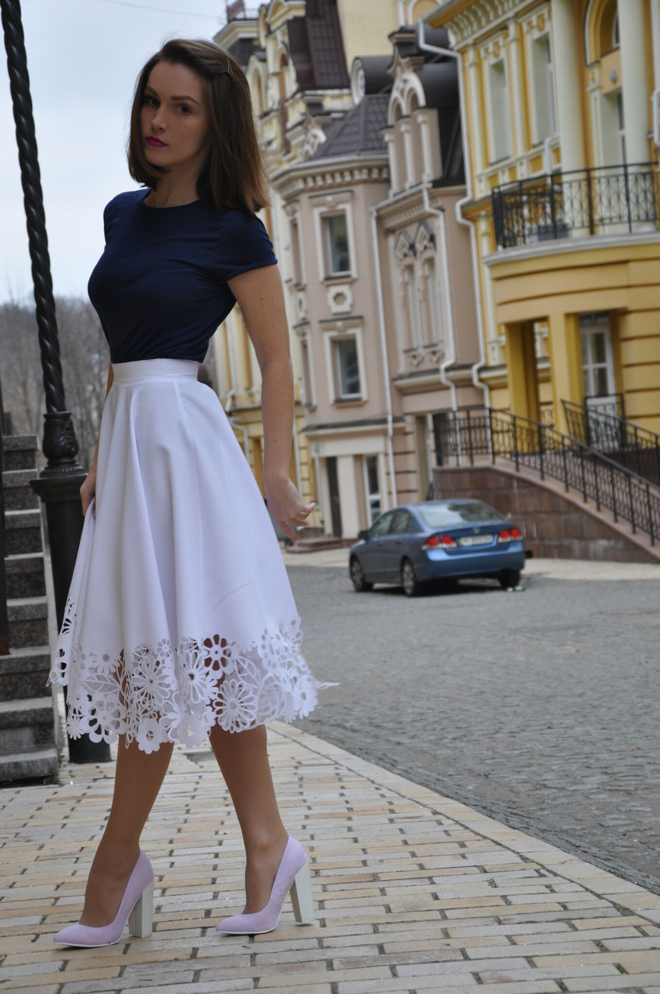 Falda blanca con top negro, Moda modesta: Trajes De Falda,  Semana de la Moda,  Atuendos Informales  