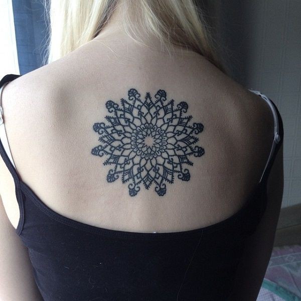 Tatuaje de mandala en la espalda, Tatuador: Tatuador,  Tatuaje temporal,  Ideas de tatuajes,  Geometría sagrada  