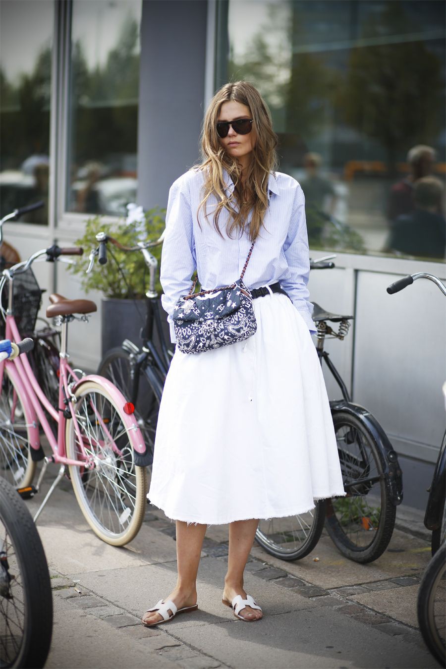 Outfits con falda blanca, Caroline Brasch Nielsen, semana de la moda de Copenhague: trajes de fiesta,  Trajes De Falda,  Semana de la Moda,  Estilo callejero,  Falda alta-baja  