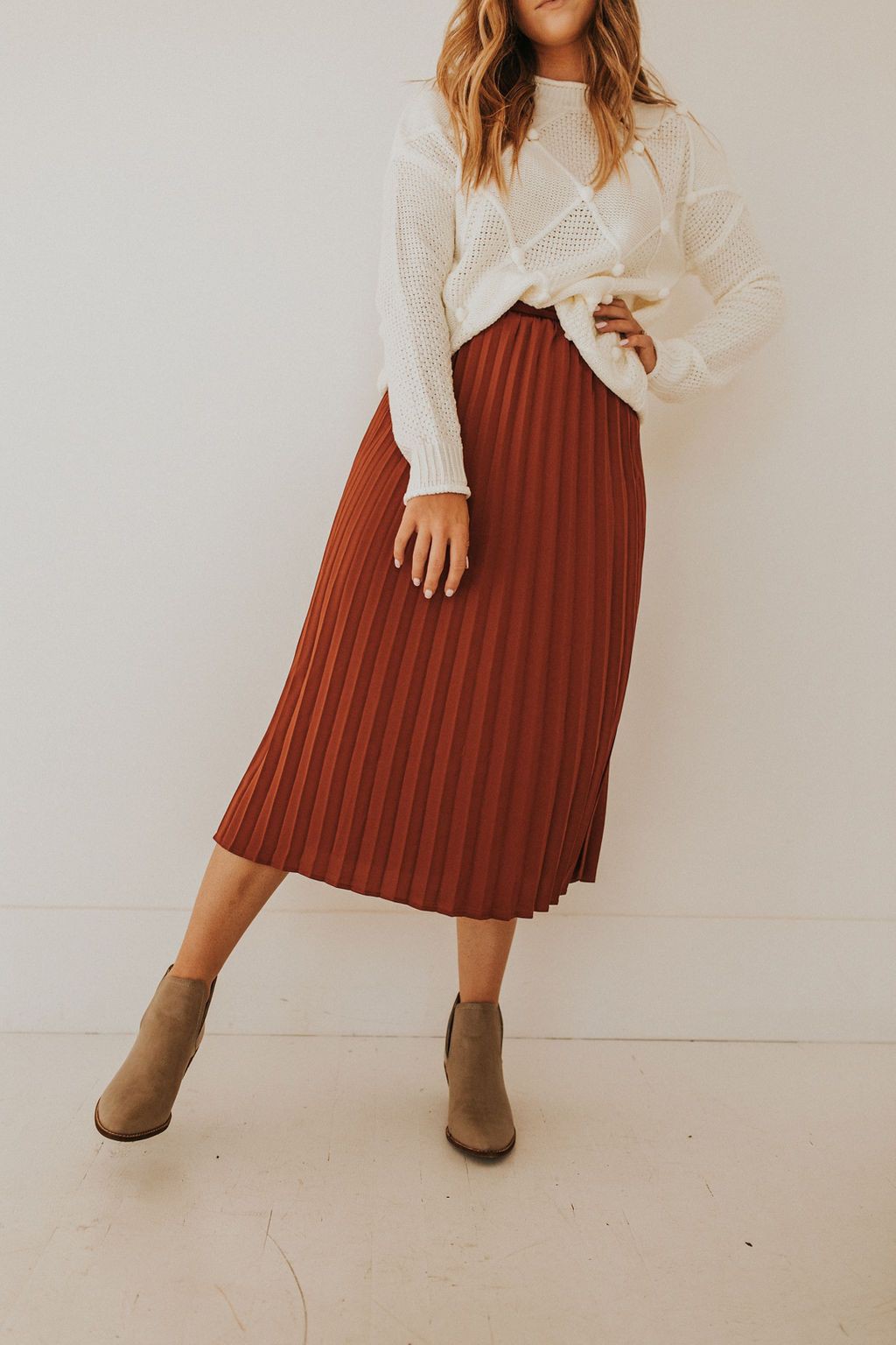 Outfit With Faldas plisadas, Moda modesta y Falda de mezclilla: Trajes De Falda,  Semana de la Moda,  Atuendos Informales,  Falda plisada  