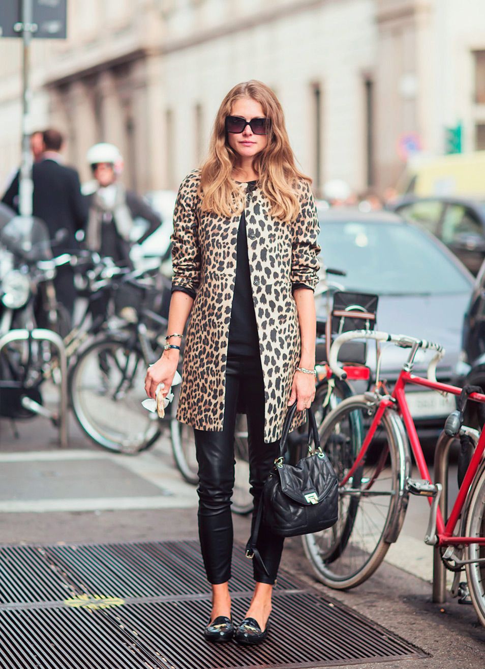 Con abrigo estampado de leopardo, Animal print: Huella animal,  Dolce Gabbana,  Atuendos Informales,  Trajes De Chaqueta  