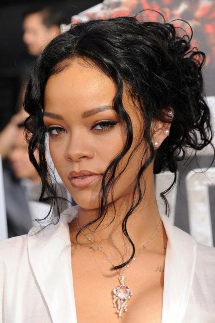 Consejos atractivos para rihanna haare, cabello negro: Cabello enrulado,  pelo negro,  Los mejores looks de Rihanna  