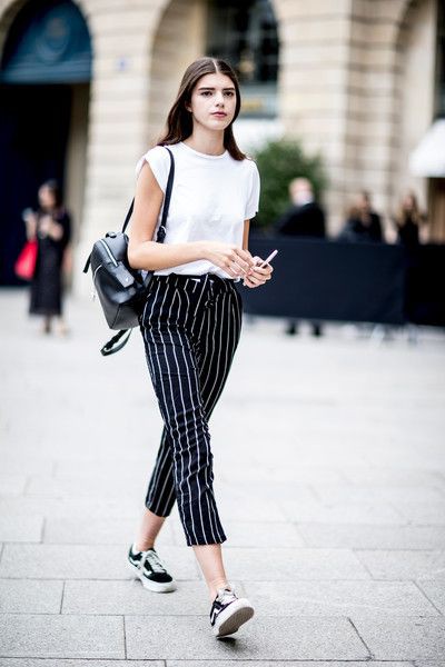 Perfecta combinación de outfit con pantalón de rayas, Street fashion: Atuendo De Pantalones Cortos,  Pantalones a rayas  