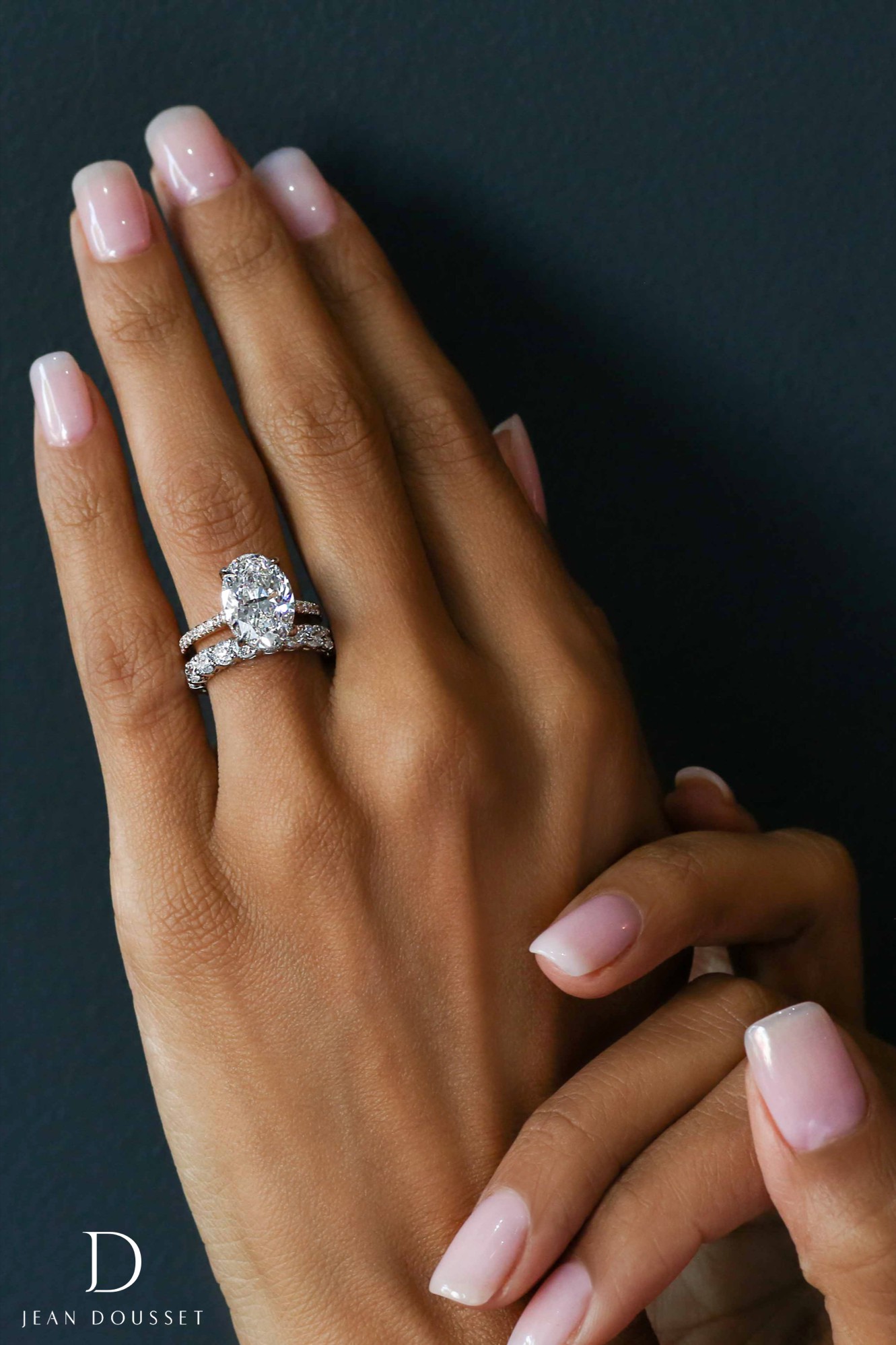 Anillo de compromiso de ensueño en el dedo de la mujer negra: Anillo de bodas,  Anillo de compromiso,  Oro blanco,  Corte de diamante  
