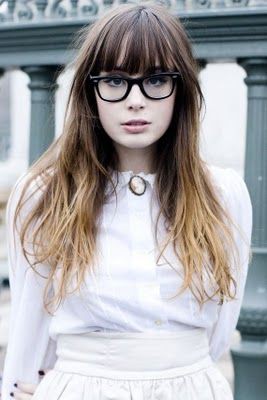 Lindas gafas nerd para mujer: Pelo largo,  Pelo castaño,  El pelo en capas,  Gafas nerd  