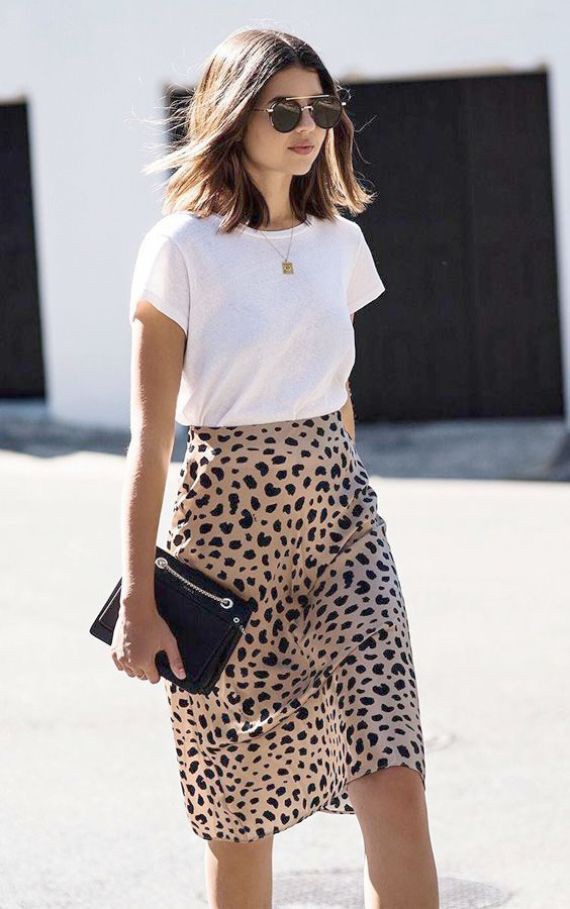 Falda con estampado de leopardo y top blanco.: Atuendos Informales,  Huella animal,  Camiseta blanca,  Falda con giro,  Parte superior de arena  