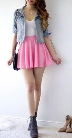 Falda rosa y blusa de mezclilla  Neon skirt, Chic outfits, Casual chic  outfit
