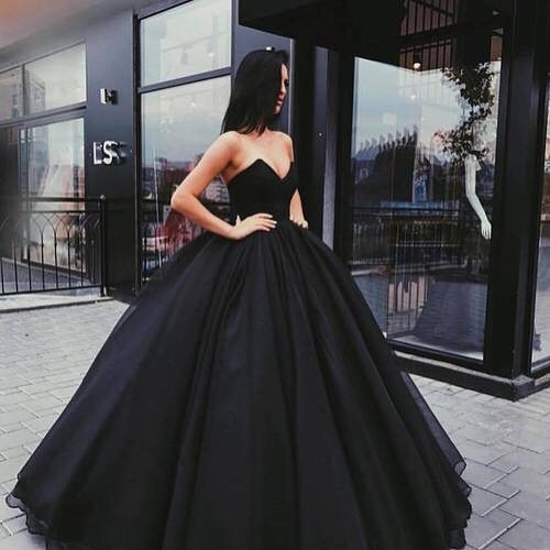 Prom outfit ideas tumblr: Todo en negro
QOTD: color favorito?
¡Etiqueta a tus amigos! ...