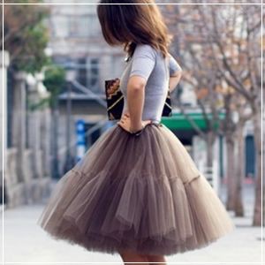 Puedes conseguir este look con falda flotante, Falda Midi de Tul: Falda de mezclilla,  Falda de tubo,  Trajes de moda  