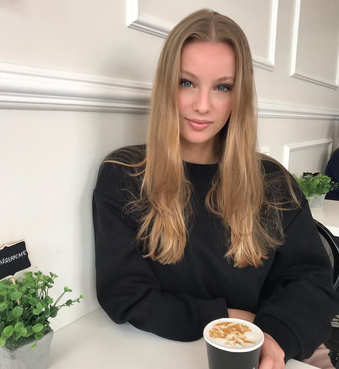Chloe Vialaret Instagram, Hair coloring y Brown hair: Pelo largo,  Ideas para teñir el cabello,  Pelo castaño,  Chicas hermosas,  Cloe Vialaret  