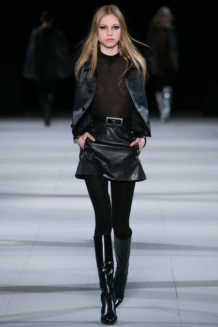 Ideas de descubrimiento sobre selvaggia alazraki, Yves Saint Laurent: Falda de cuero,  louis vuitton,  riñonera,  Traje De Mini Falda  