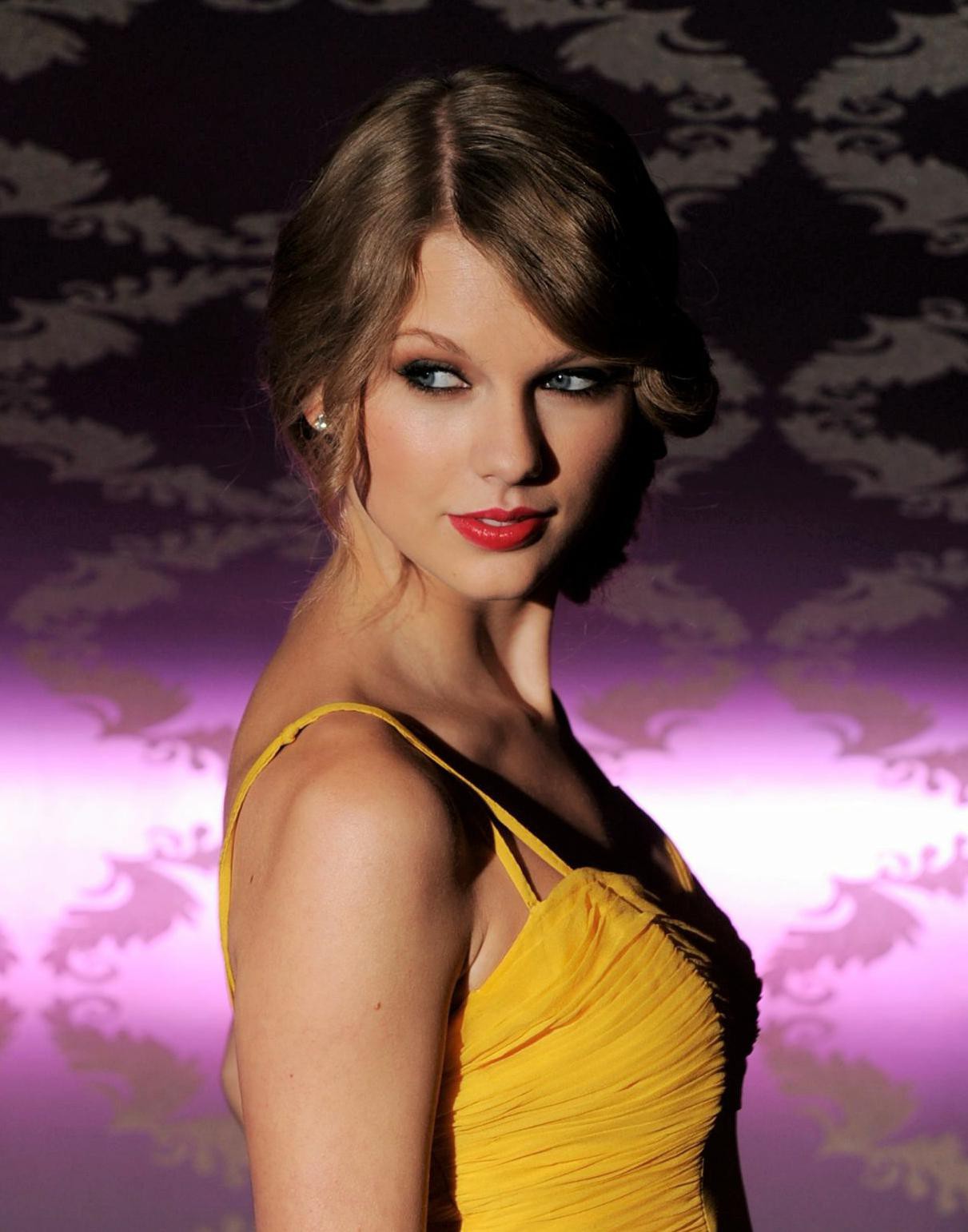 dorado | Estilo Taylor Swift: moda de celebridades,  celebridades más calientes,  lindas fotos de celebridades,  Taylor Swift,  traje de taylor swift,  caliente taylor swift,  estilovore,  Dorado  