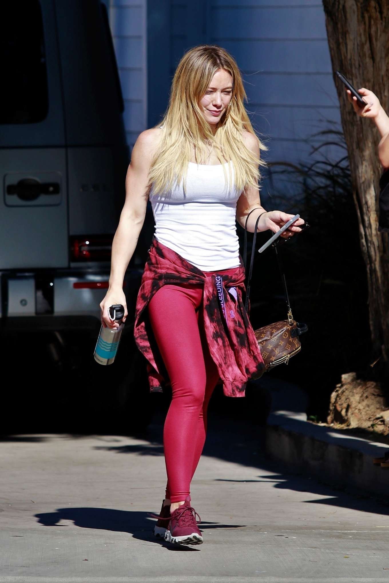 Hilary Duff en Red Tights – A almorzar en Los Ángeles: Medias  