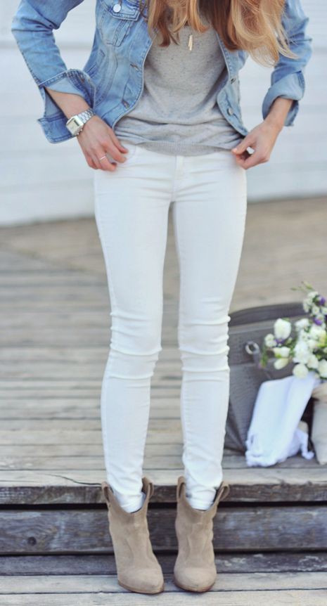 Pantalón blanco con botines: Pantalones ajustados,  Atuendos Con Botas,  Moda vaquera,  Trajes de mezclilla blanca  