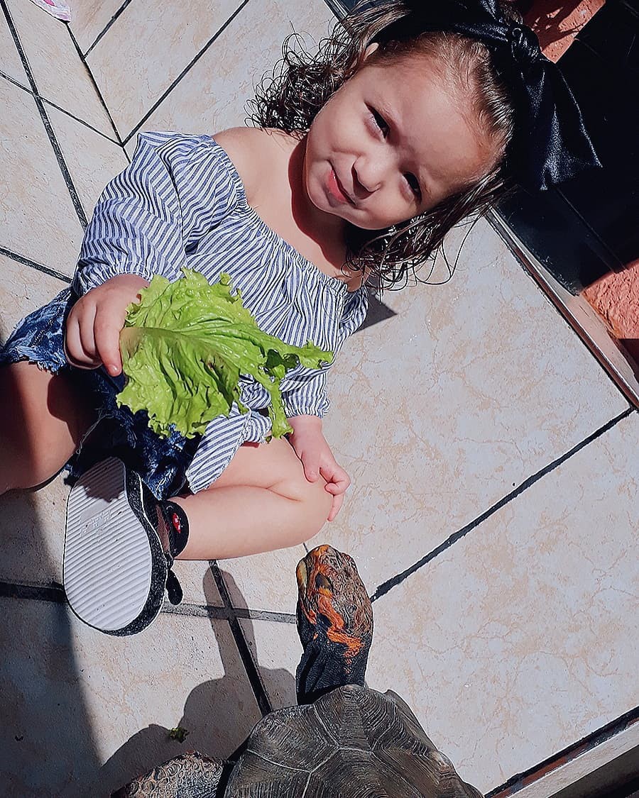 Ju Santos Instagram piernas calientes chicas, foto de pierna sexy, divirtiéndose