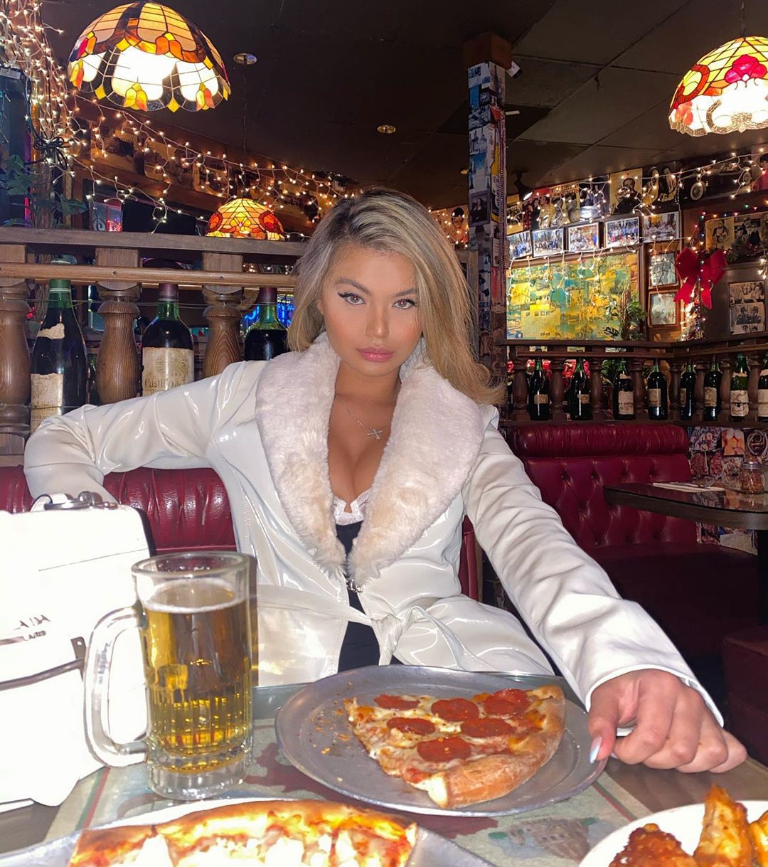 Sofia Jamora Instagram, comida chatarra, comida rápida, licores: Instagram  