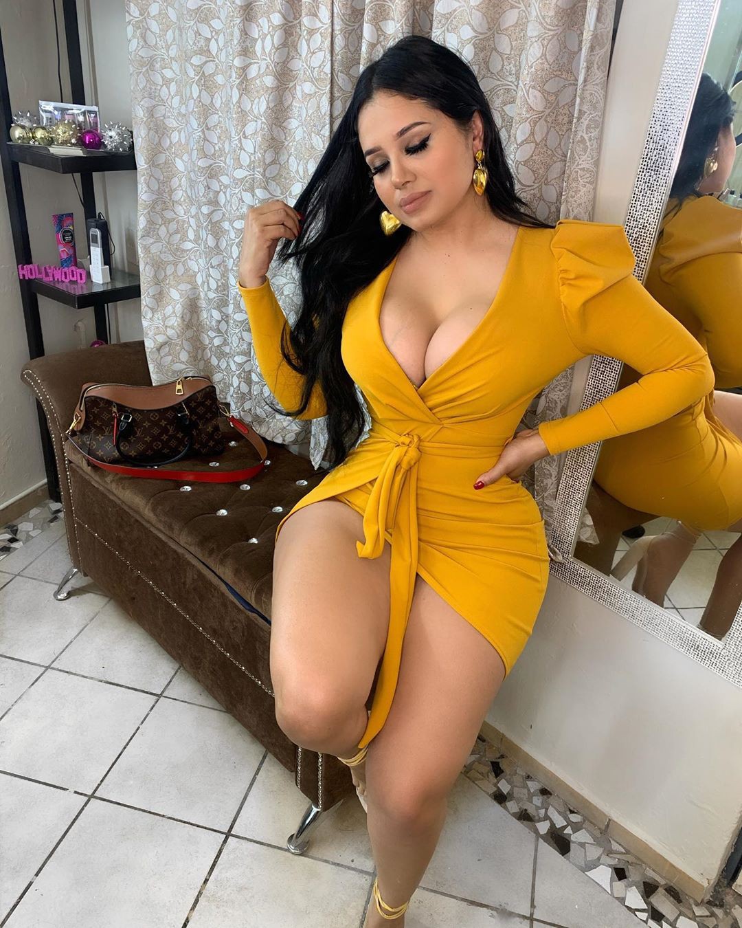 Miroslava Soes Instagram hot girls muslos, piernas foto y Cabello negro hermoso: Traje naranja y amarillo  
