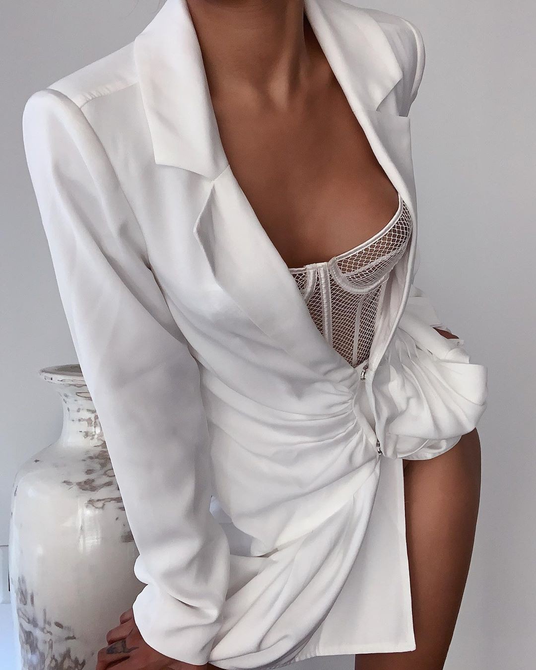 atuendo de color blanco, debes probar con un vestido de seda, ideas de atuendo, ropa de abrigo: Vestido blanco  