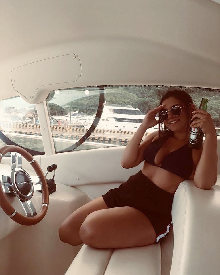 Ju Santos Instagram piernas foto, gafas de sol, anteojos: Atuendos Sexys,  Gafas de sol,  Insta Belleza  