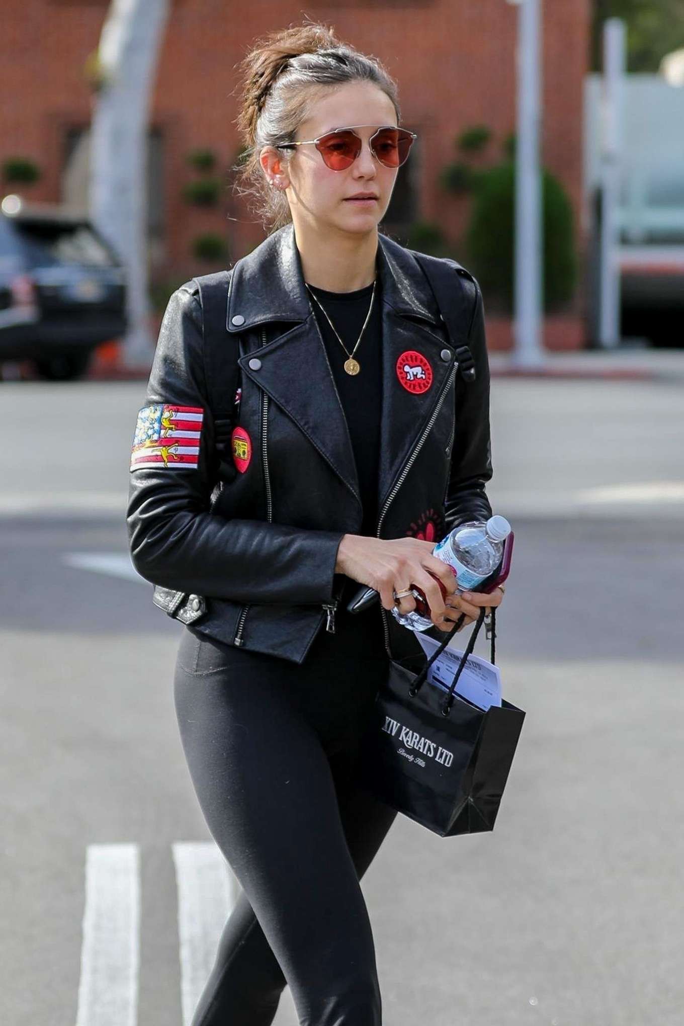 Nina Dobrev – Compras en XIV Karats en Beverly Hills: Ideas de atuendos de celebridades,  Estilo de la calle de la celebridad  