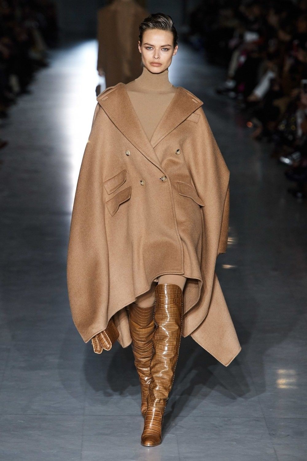 Outfits color marrón 2020 con abrigo: Desfile de moda,  modelo,  Max Mara,  Alta costura,  Traje Marrón,  Combinar Botas Marrones,  Listo para usar,  Abrigo camel,  Abrigo de lana,  abrigo beige  