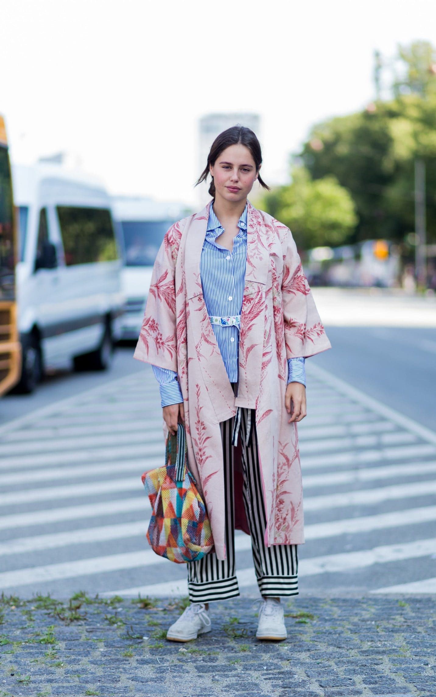 combinación de color rosa con vestido, ideas para vestir, moda callejera: Ideas de atuendos de kimono,  vestidos rosas  