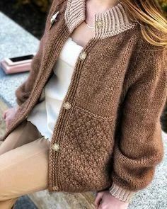 Suéter marrón y beige, diseños de disfraces, prendas de vestir exteriores.: Traje Marrón Y Beige,  Traje de vestir de mujer  