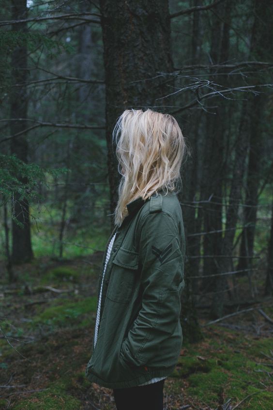 Chica estética en la gente del bosque en la naturaleza, fotografía de moda.: Pelo largo,  Fotografía de moda,  traje verde,  Trajes De Chaqueta,  Planta leñosa  