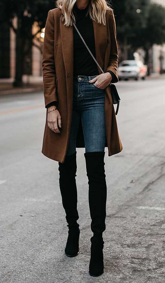 Ideas de atuendos de invierno con abrigo marrón, jeans azules y botas negras hasta la rodilla