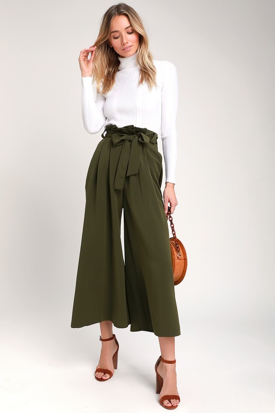 Outfit pantalón paper bag verde: Bolsa de papel,  modelo,  Pantalones capri,  Traje Caqui Y Verde,  Trajes De Pantalón  