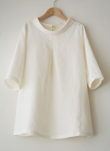 Traje de estilo beige y blanco con blusa, camisa, top.: trajes de verano,  Cuello redondo,  Traje de camiseta,  Traje Beige Y Blanco  