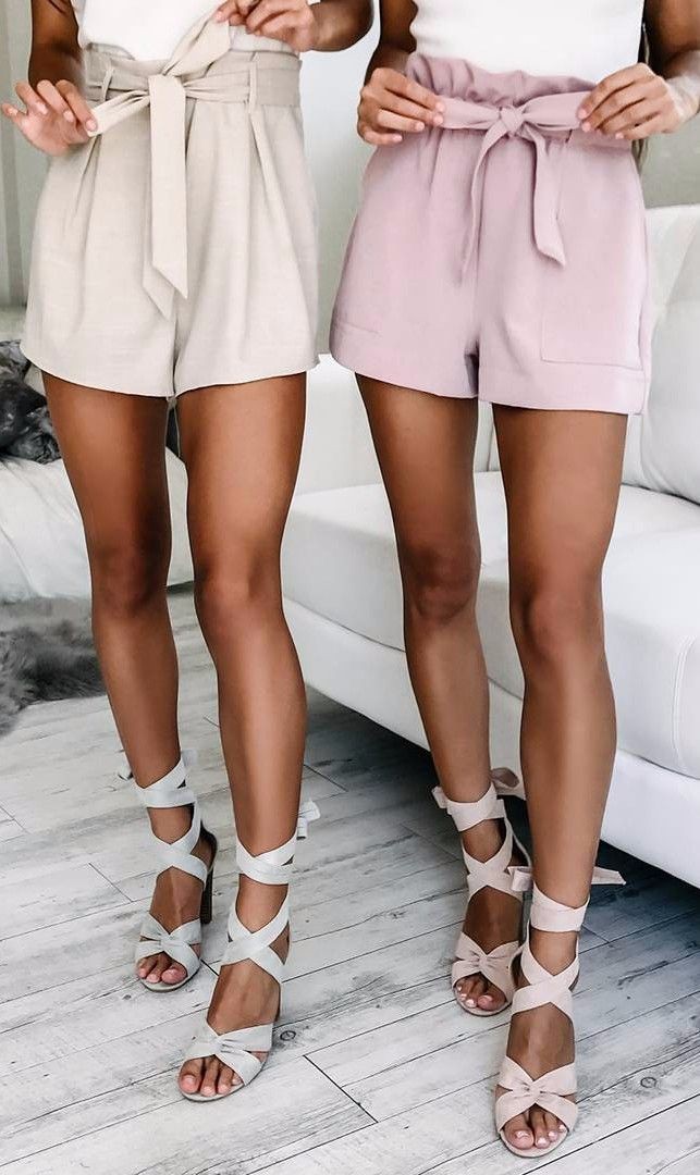 Vestido de color blanco y rosa con pantalones, zapatos cortos.: Chicas Calientes,  Zapato de tacón alto  