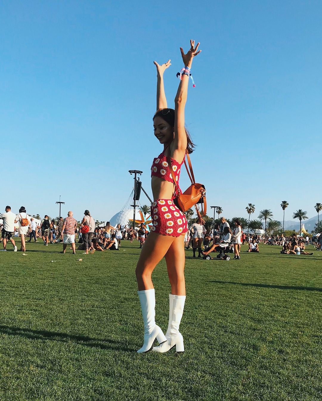Yvette Arriaga divirtiéndose, majorette (bailarina), animadora: Atuendos De Coachella,  chicas de instagram  