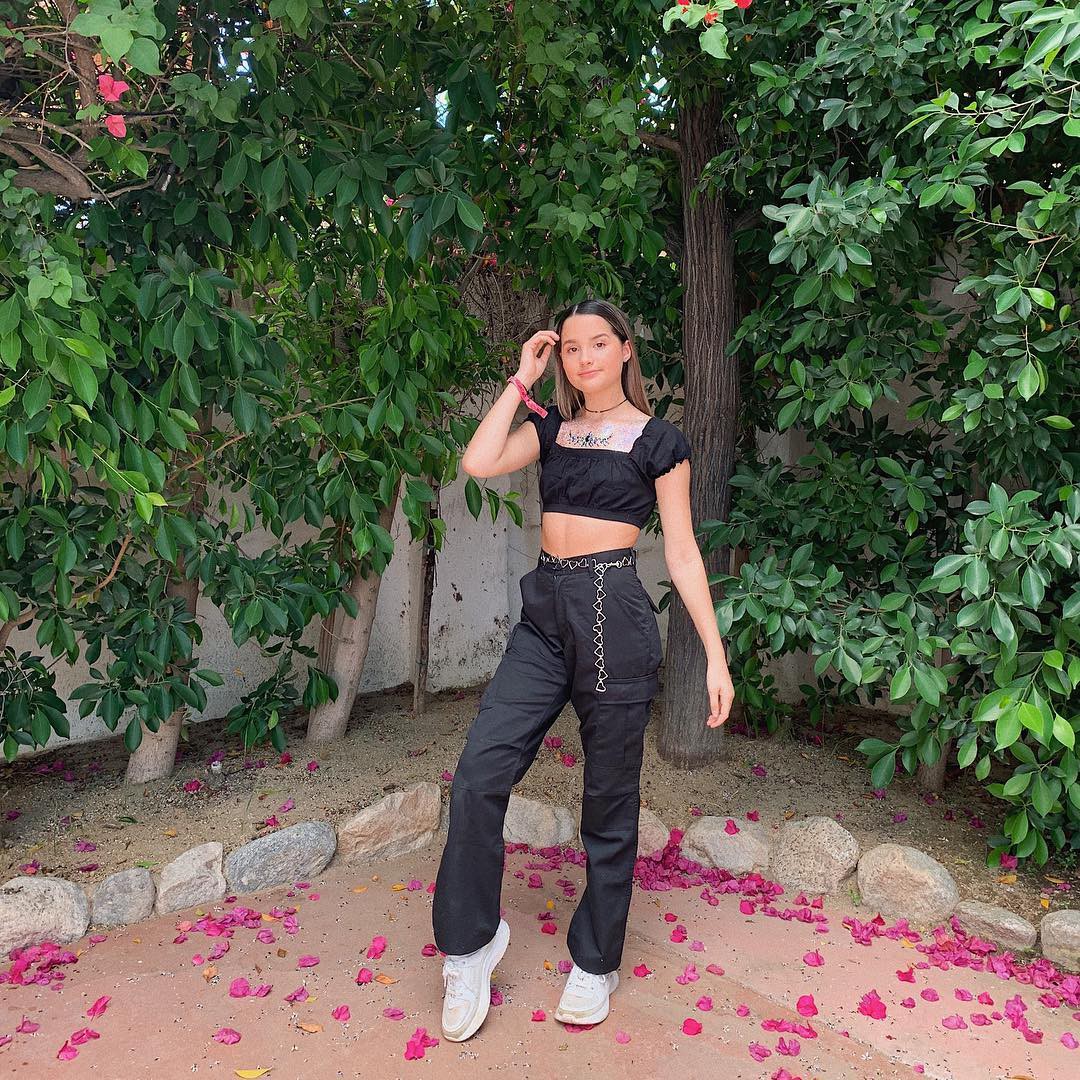 moda de lookbook rosa con mezclilla, jeans, diversión al aire libre: Instagram de Annie LeBlanc  