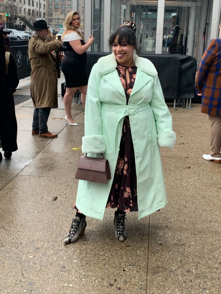 Traje de color, debes probar con abrigo.: Semana de la Moda,  Nueva York,  Estilo callejero,  traje de talla grande,  abrigo beige,  Abrigo de invierno  