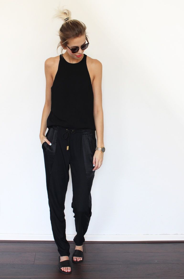 Outfit pantalón jogger negro verano: Moda minimalista,  Atuendos Informales,  Atuendo De Joggers  