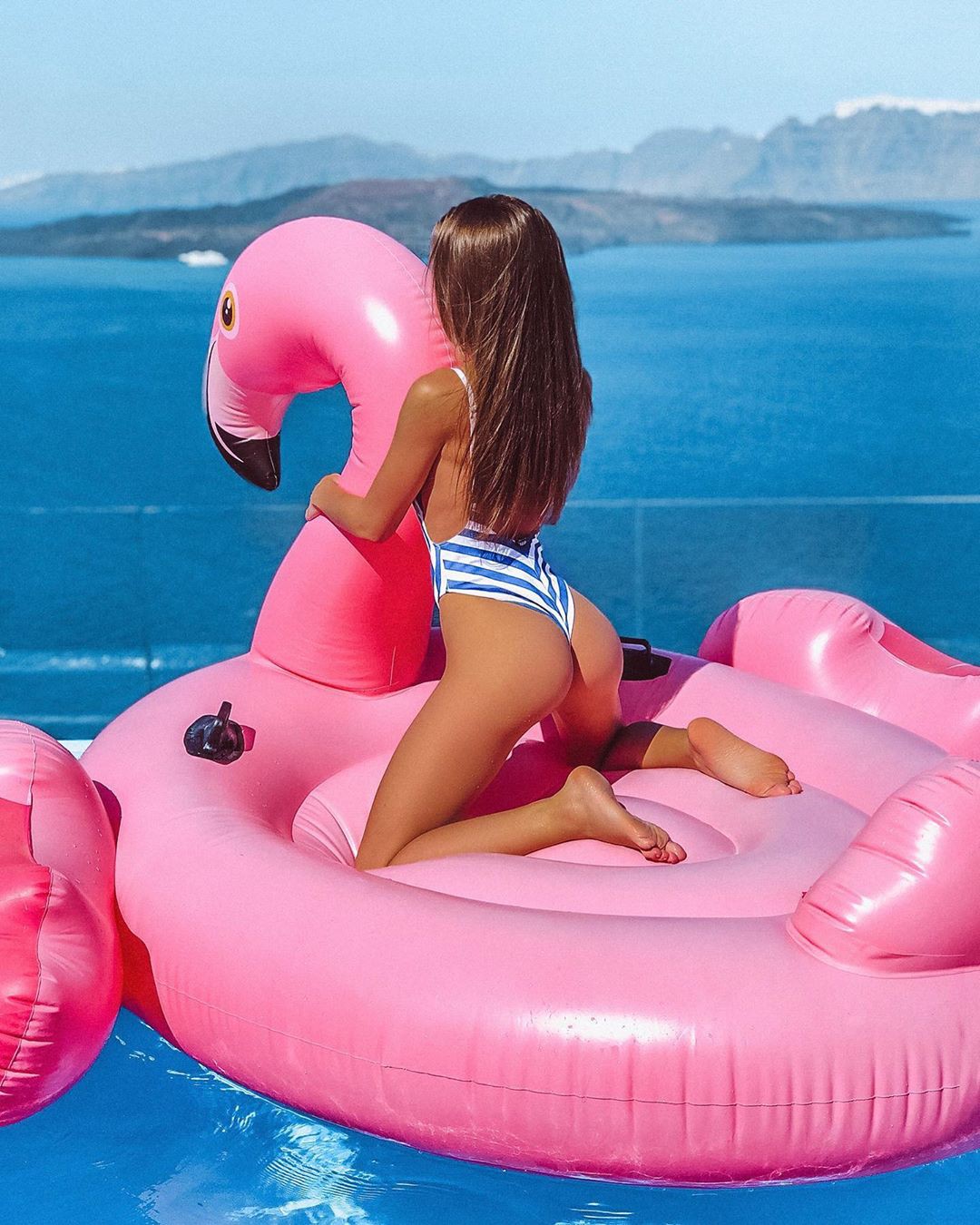 trajes rosas para mujeres con traje de baño, disfrute de la vida, parque acuático: chicas de instagram  