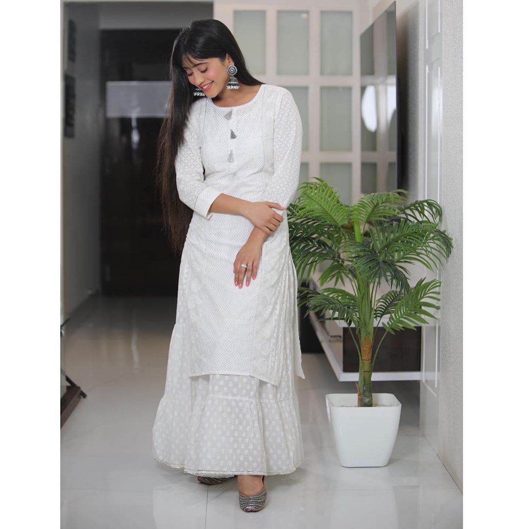 Vestido beige y blanco, ropa formal, ideas para vestir.: Ropa formal,  Traje Beige Y Blanco,  Shivangi Joshi Instagram,  Vestido blanco  