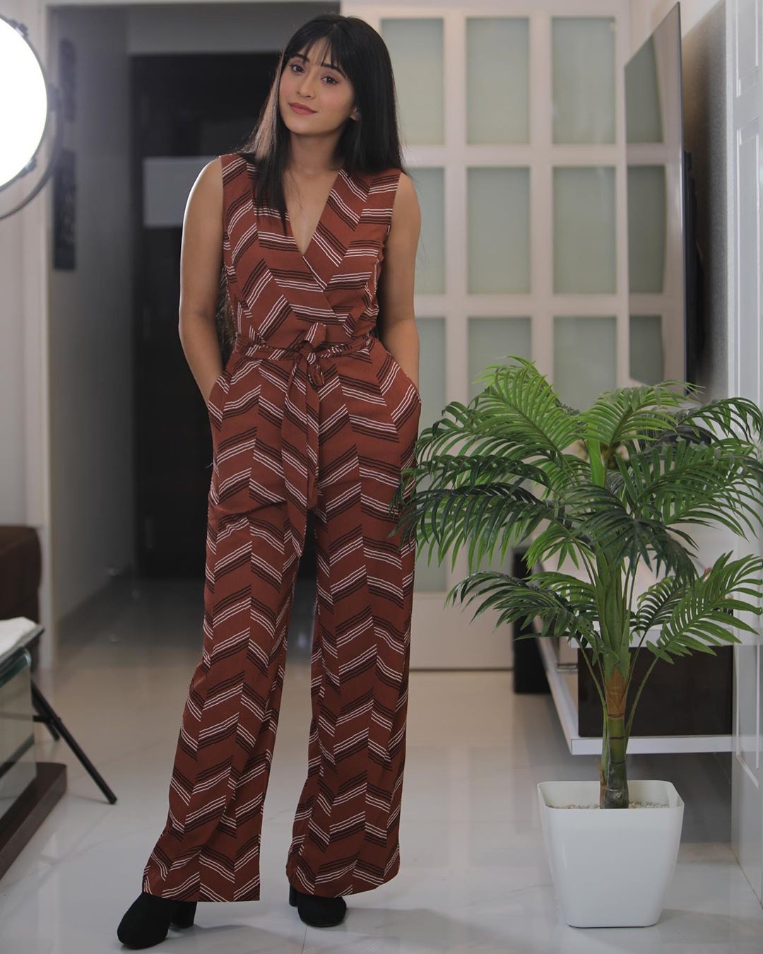 estilo de atuendo marrón con vestido, piernas sexy, ideas de atuendo: Traje Marrón,  Shivangi Joshi Instagram  