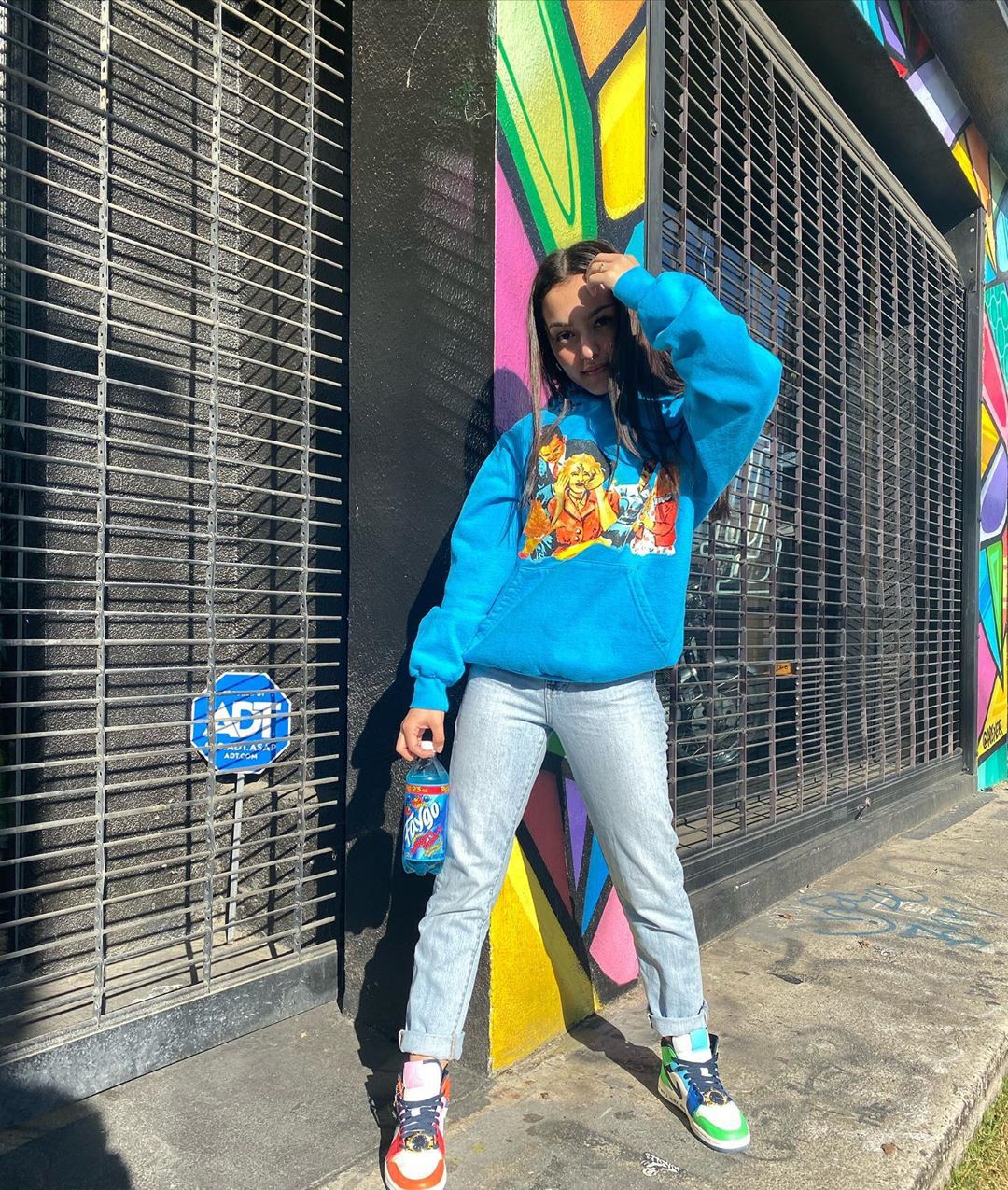 Jeans turquesa y amarillo, fotografía de modelo, Cool Attitude Girls: Traje Turquesa Y Amarillo,  Hailey Orona Instagram  