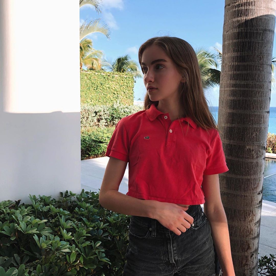Camiseta Lauren Orlando, estilo a juego con jeans, ideas de ropa: vaqueros rojos,  camisa polo,  Remera roja,  Laura Orlando Instagram  