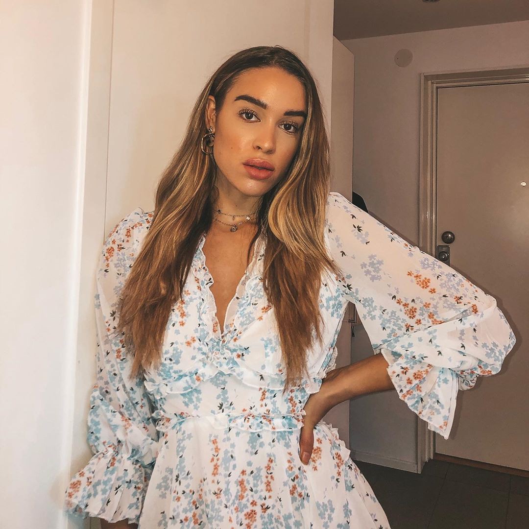 Isabelle Tounsi dress color outfit, you must try, Perfect Lips, Long Hair Girl