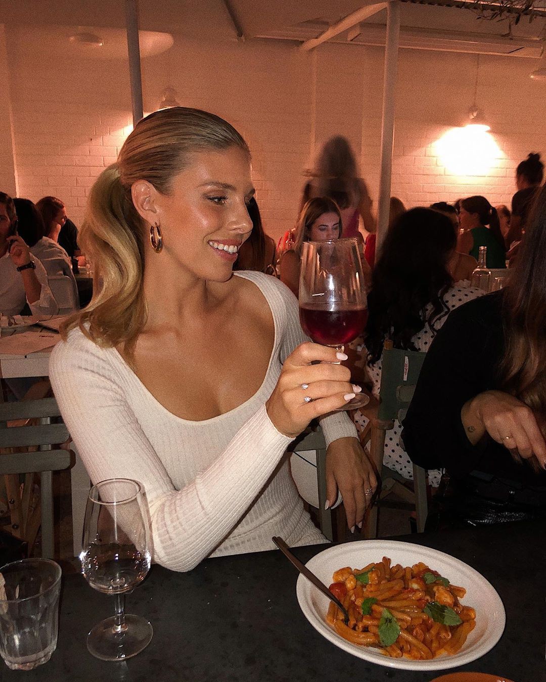 Natasha Oakley, restaurante, cocina, cena.: chicas de instagram  