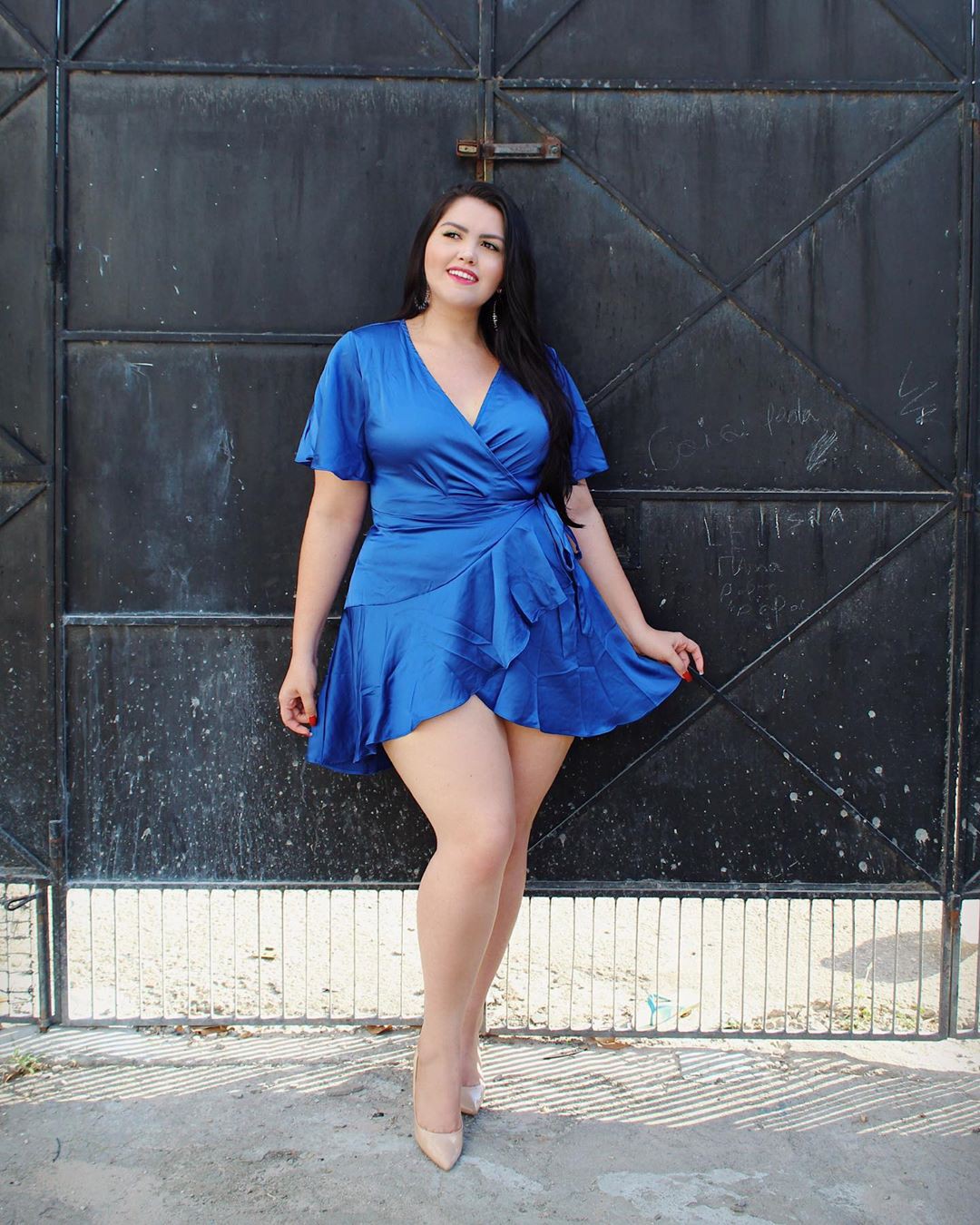 Vestido azul eléctrico y azul cobalto, piernas sexys, ideas de ropa.: Azul cobalto,  Azul eléctrico,  chicas de instagram,  Outfit Azul Eléctrico Y Azul Cobalto  