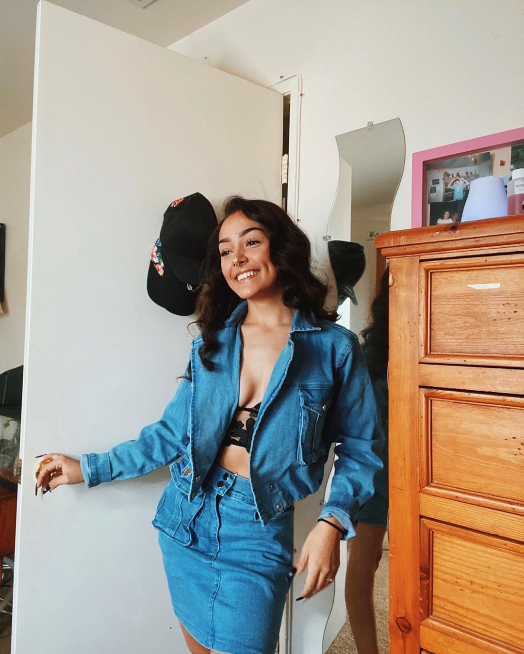 Denim negro y azul, jeans, diseños de ropa.: Traje negro y azul,  Hailey Orona Instagram,  Parte superior de mezclilla  