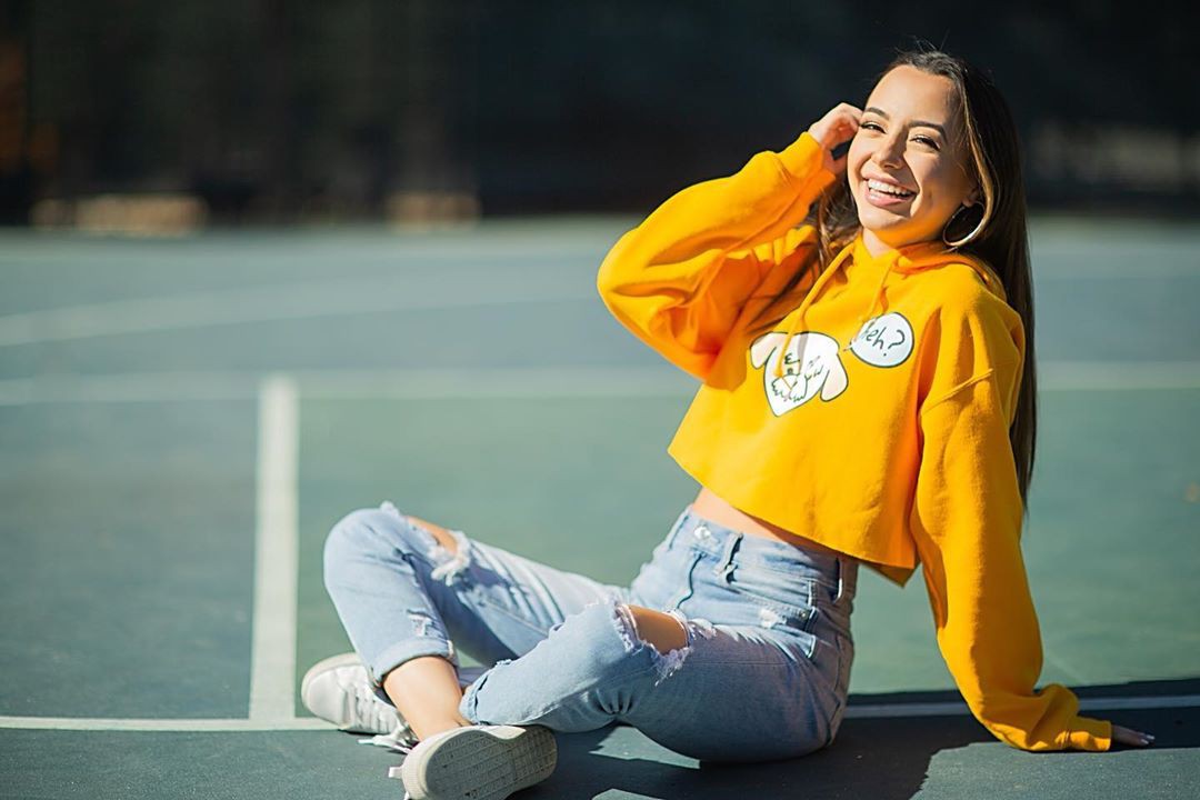 traje amarillo a juego con jeans, ideas de fotografía, diversión al aire libre: Vaqueros amarillos,  Verónica Merrell Instagram  
