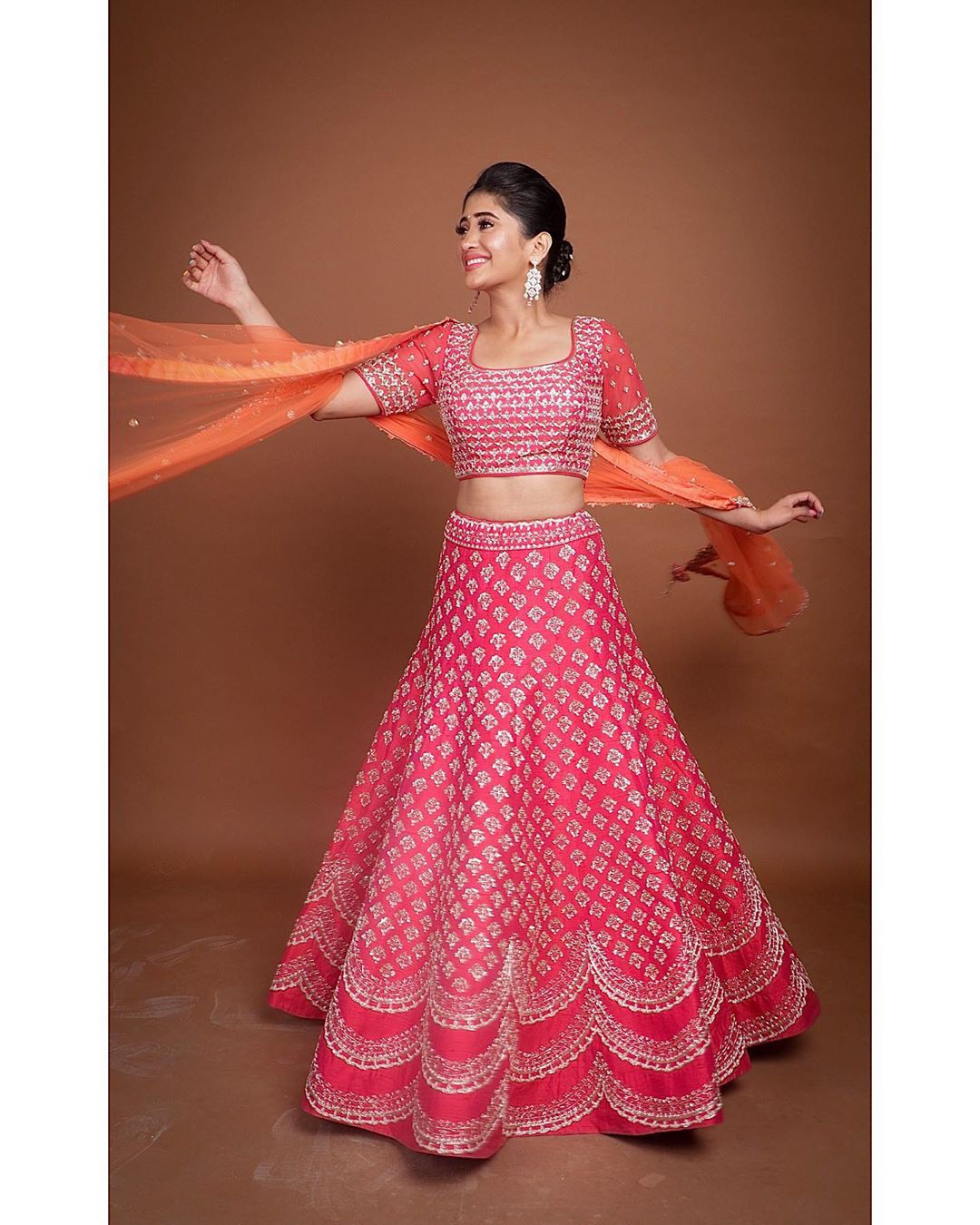 Vestido magenta y naranja ropa formal, bordado.: Traje Magenta Y Naranja,  Shivangi Joshi Instagram  