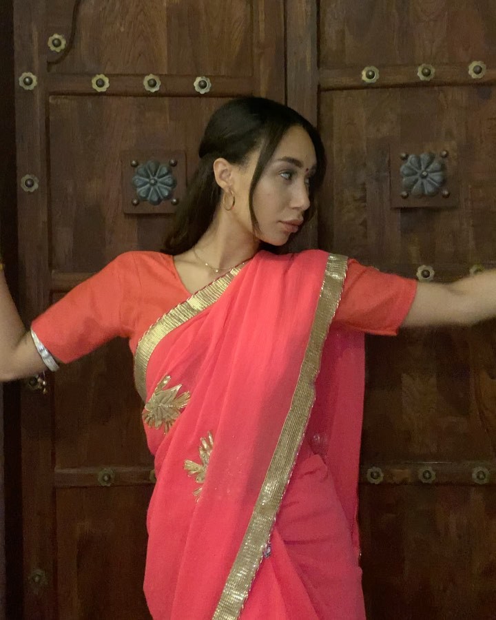 Seda de Eva Gutowski, ideas de vestimenta de color sari 2020, prendas de abrigo: Seda,  La caliente Eva Gutowski,  Sari  